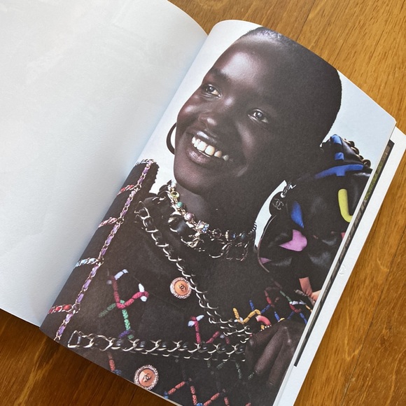 Chanel magazine 2022 issue 23 Margot Robbie Emmy nominated - Picture 6 of 7